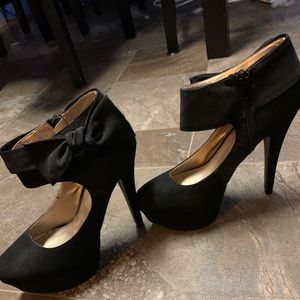 BLACK BOW TIE HEELS